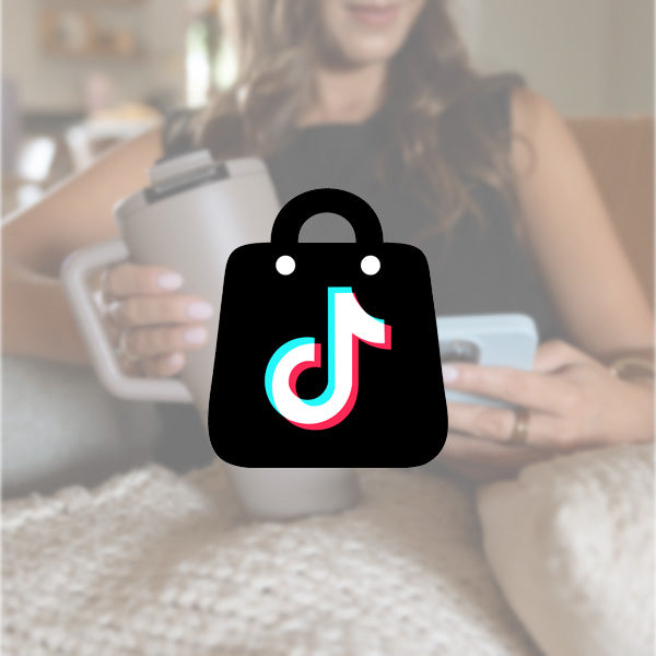 Woman holding a phone and a Müv 35oz